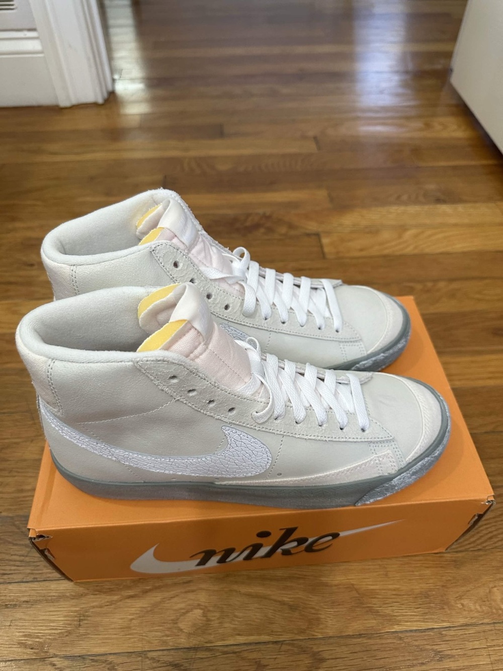 *New* Nike blazer Mid Men Brown White (DV0797-100) Size 9.5